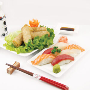 V1）6 sushis au saumon et 4 nems au poulet