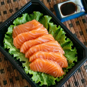 211)    sashimi saumon  (9pcs)